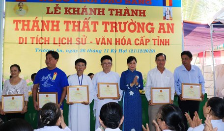 Bà Nguyễn Thanh Nha- Giám đốc Bảo tàng Vĩnh Long trao bằng khen cho các tập thể, cá nhân có nhiều đóng góp tu bổ Thánh thất Trường An.