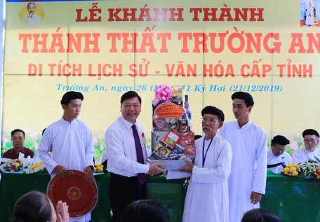 Bí thư Tỉnh ủy- Trần Văn Rón tặng quà chúc mừng cho đại diện họ đạo Thánh thất Trường An.