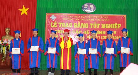 Trao giấy khen và phần thưởng cho học sinh tốt nghiệp loại giỏi