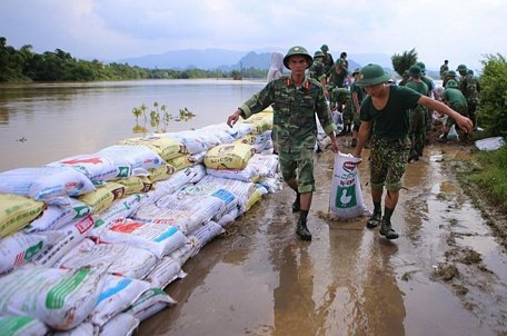 Cán bộ, chiến sỹ quân đội đắp bao cát chống tràn đê Tả Bùi ở huyện Chương Mỹ (Hà Nội) trong trận lũ lịch sử tháng 8/2018 khiến người dân vùng 'rốn lũ' chịu nhiều tổn thất, thiệt hại nặng nề. (Ảnh: Tư liệu TTXVN)