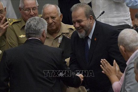 Chủ tịch Cuba Miguel Diaz Canel (trái) chúc mừng Thủ tướng Chính phủ Cuba mới được bầu Manuel Marrero Cruz (thứ 2, phải) tại phiên bế mạc Kỳ họp thứ IV Quốc hội khóa IX, ở Havana ngày 21/12/2019. Ảnh: AFP/TTXVN