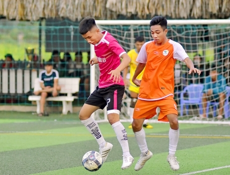 Pha tranh bóng trong trận chung kết giữa De Heus (Vĩnh Long, áo cam) trước Ốc 15 FC (Kiên Giang).