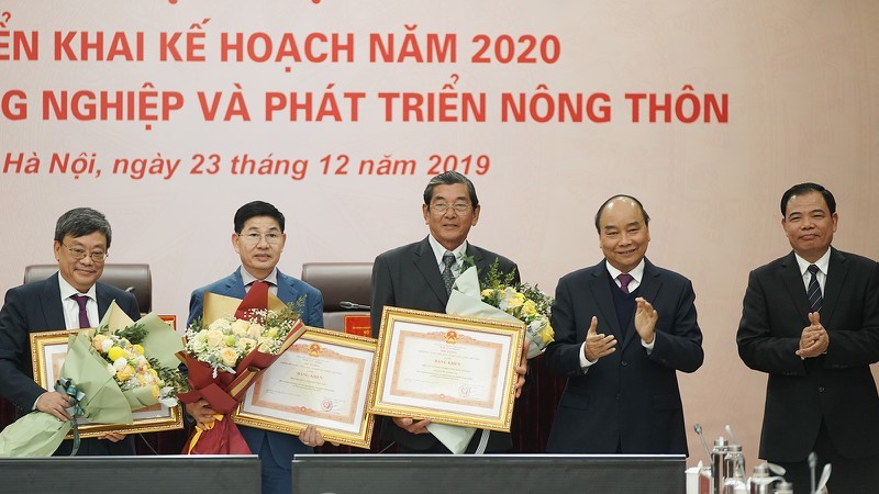 Thủ tướng tặng Bằng khen cho các cá nhân, tập thể đạt thành tích xuất sắc. (Ảnh: VGP/Quang Hiếu)