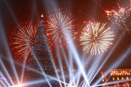 Pháo hoa lung linh trong lễ thắp sáng cây thông Noel tại Yerevan, Armenia, ngày 21/12/2019. Ảnh: THX/TTXVN