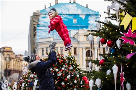 Người dân tại lễ hội Hành trình tới Giáng sinh ở Moskva, Nga, ngày 22/12/2019. Ảnh: THX/TTXVN