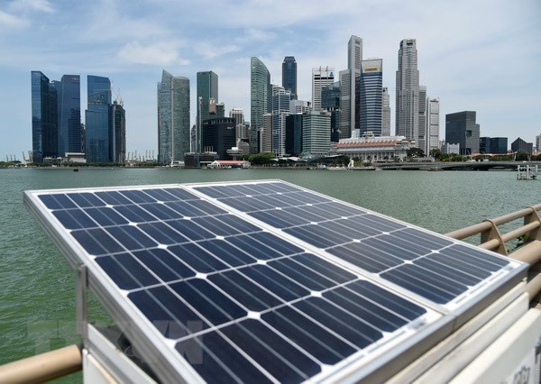 Các tấm năng lượng Mặt Trời được lắp đặt dọc vịnh Marina, Singapore. (Nguồn: AFP/TTXVN)