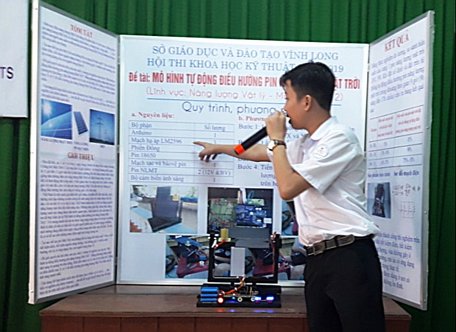Học sinh đang thuyết trình minh họa giải pháp dự thi trước Ban Giám khảo.