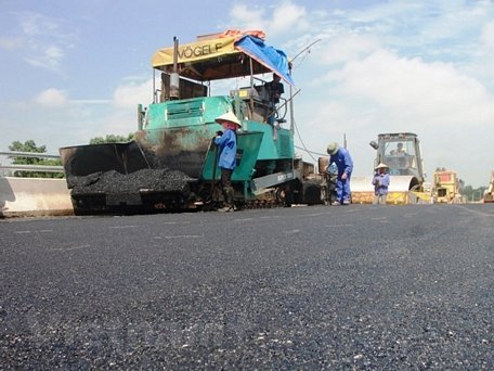  Thi công thảm nhựa tuyến Quốc lộ 1. (Ảnh: Việt Hùng/Vietnam+)