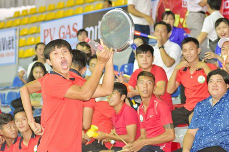 Các cổ động viên Vĩnh Long trên khán đài Nhà thi đấu TDTT Bạc Liêu.