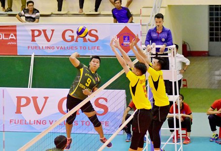 Pha tranh bóng đội XSKT Vĩnh Long (áo xanh) trước Sanest Khánh Hòa.