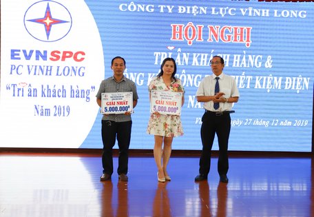 Trao giải nhất cho khách hàng trúng thưởng quay số khuyến mại khách hàng trả tiền điện qua ngân hàng.