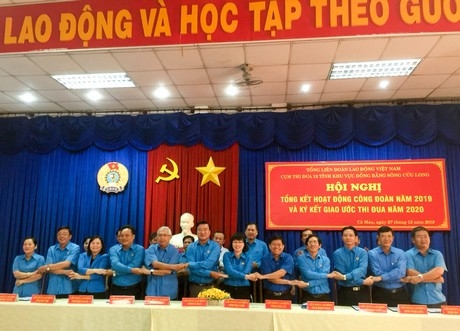  Lãnh đạo Liên đoàn Lao động 12 tỉnh ĐBSCL ký kết giao ước thi đua năm 2020.