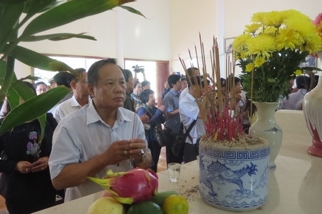 Đồng chí Nguyễn Bách Khoa- Ủy viên Thường vụ Tỉnh ủy, Trưởng Ban Tuyên giáo Tỉnh ủy Vĩnh Long dâng hương tại đền thờ đảo Thổ Chu.