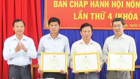 Ông Võ Thanh Vân- Phó Trưởng Ban Dân vận Tỉnh ủy trao giấy khen cho đại diện các cơ sở hội xuất sắc.