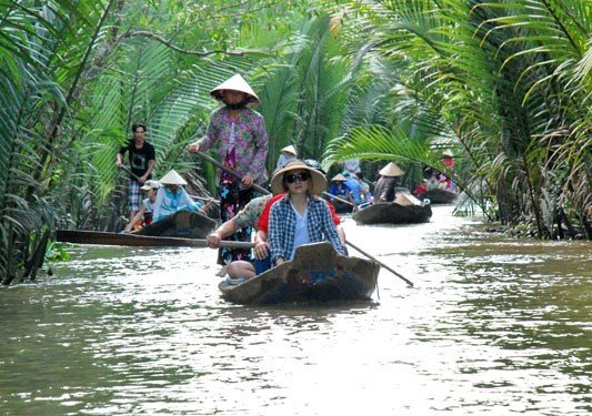 Du khách tham quan sông nước miền Tây. Ảnh: TẤN THẠNH