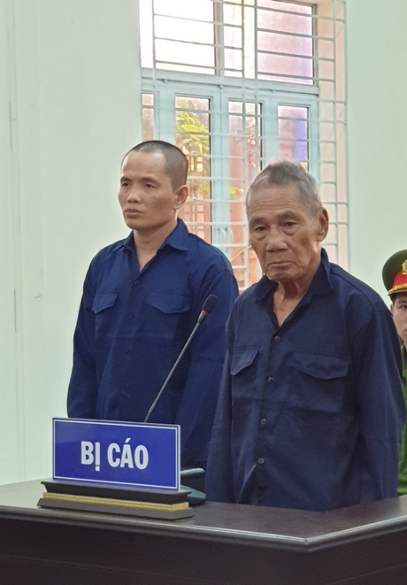 Bị cáo Đức (phải) và Minh tại phiên tòa sơ thẩm.