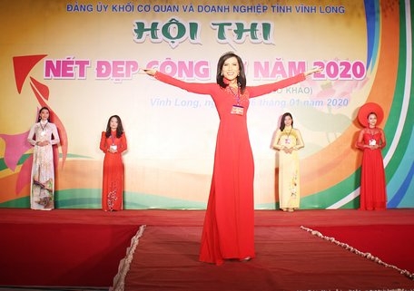 Phần trình diễn áo dài của các thí sinh.
