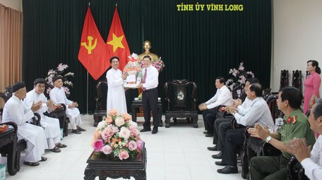 Ông Huỳnh Thanh Phong (trái) trao quà và chúc tết đến Tỉnh ủy Vĩnh Long.