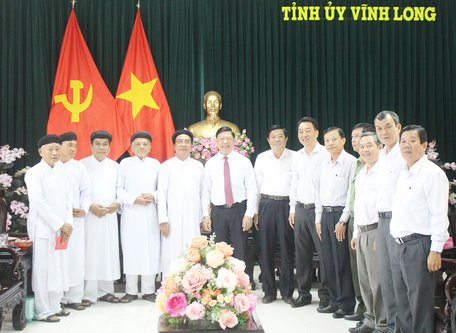 Đoàn cùng nhau chụp ảnh lưu niệm trước thềm năm mới.