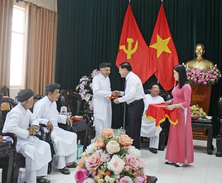 Bí thư Tỉnh ủy- Trần Văn Rón tặng thiệp chúc tết đến các thành viên trong đoàn.