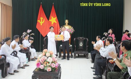 Bí thư Tỉnh ủy- Trần Văn Rón (phải) tặng quà và chúc tết đến Hội thánh Cao đài Tiên Thiên.
