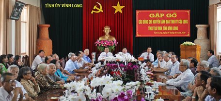 Buổi gặp gỡ diễn ra trong không khí vui tươi, ấm cúng.