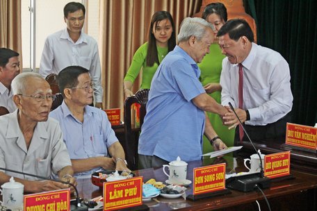Bí thư Tỉnh ủy- Trần Văn Rón (phải) gửi thiệp chúc xuân đến đồng chí Bùi Quang Huy- nguyên Ủy viên BCH Trung ương Đảng, nguyên Phó trưởng ban Thường trực BCĐ Tây Nam Bộ.