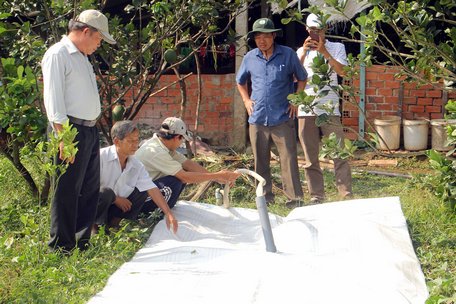 Giải pháp trữ ngọt bằng túi nhựa dung tích lớn cũng được ngành chuyên môn khuyến cáo giúp nhà vườn ứng phó hiệu quả với xâm nhập mặn.