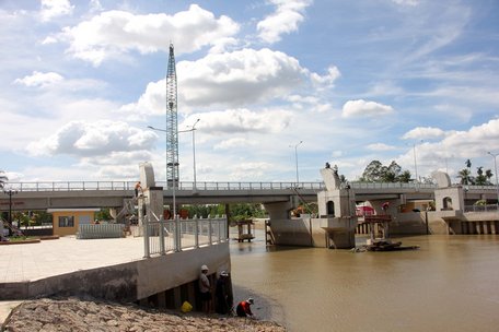 Cống Tân Dinh (thuộc Vĩnh Long và Trà Vinh) đang được thi công những công đoạn cuối.