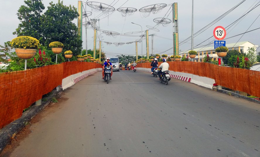 Các cây cầu trong làng hoa Sa Đéc được trang trí bằng hoa rất bắt mắt.