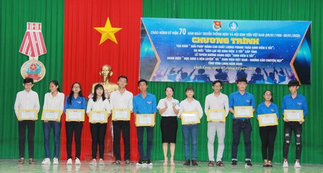 20 bạn đạt danh hiệu “Sinh viên 5 tốt” tiêu biểu nhất năm học 2018- 2019.