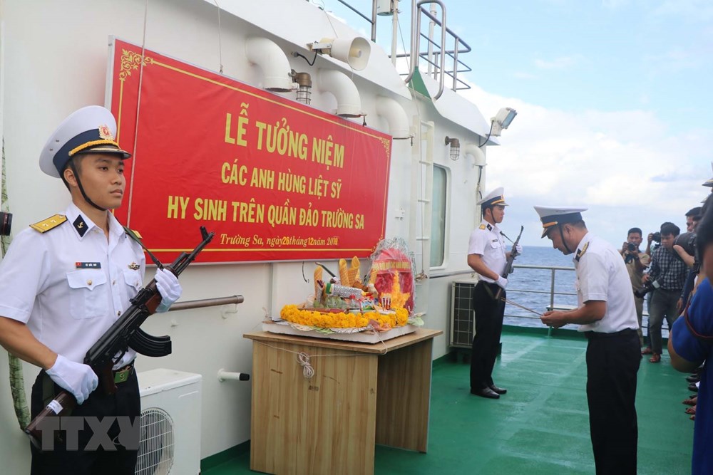 Trên hải trình ra Trường Sa để thực hiện nhiệm vụ chúc Tết Canh Tý 2020, tại vùng biển Gạc Ma, Cô Lin, Len Đao (thuộc quần đảo Trường Sa, tỉnh Khánh Hòa), ngay trên bong tàu 561 Hải quân, Lữ đoàn 146, Vùng 4 Hải quân cùng các cơ quan, ban ngành, địa phương đã tổ chức Lễ dâng hương, thả hoa đăng xuống biển tưởng niệm các liệt sỹ hải quân đã anh dũng hy sinh tại quần đảo Trường Sa trong sự nghiệp bảo vệ chủ quyền biển đảo, thềm lục địa thiêng liêng của Tổ quốc. Trong ảnh: Thượng tá Nguyễn Đức Độ, Lữ đoàn phó Lữ đoàn 146 Hải quân, Trưởng đoàn công tác thắp hương tưởng niệm các liệt sỹ. (Ảnh: Nguyễn Văn Nhật/TTXVN)