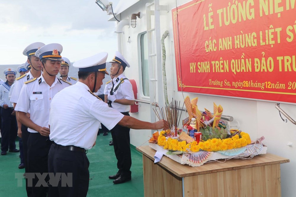 Trong số các liệt sỹ hy sinh, đáng chú ý ngày 14/3/1988 đã diễn ra cuộc chiến đấu, hy sinh anh dũng của 64 cán bộ, chiến sỹ hải quân nhân dân Việt Nam để bảo vệ chủ quyền biển đảo thiêng liêng của Tổ quốc. Trong ảnh: Các chiến sỹ hải quân của Lữ đoàn 146 thắp hương tưởng niệm các liệt sỹ hải quân đã anh dũng hy sinh tại quần đảo Trường Sa. (Ảnh: Nguyễn Văn Nhật/TTXVN)