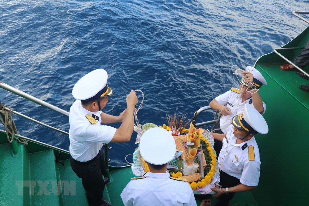 Nghi thức thả vòng hoa và hoa đăng xuống biển tưởng niệm các liệt sỹ đã anh dũng hy sinh tại quần đảo Trường Sa. (Ảnh: Nguyễn Văn Nhật/TTXVN)