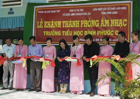  Đại biểu cắt băng khánh thành phòng âm nhạc