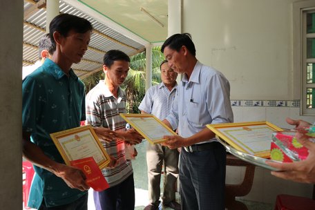 Khen thưởng học viên học tập loại giỏi.