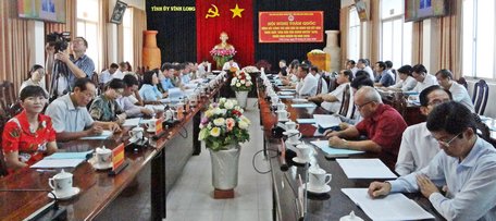 Tại điểm cầu Vĩnh Long, ông Bùi Văn Nghiêm- Phó Bí thư Thường trực Tỉnh ủy chủ trì hội nghị.
