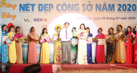 Ông Trần Xuân Thiện- Tỉnh ủy viên, Bí thư Đảng ủy Khối Cơ quan và Doanh nghiệp tỉnh, Trưởng Ban tổ chức hội thi- trao giải nhất cho thí sinh Phạm Thúy Quỳnh.