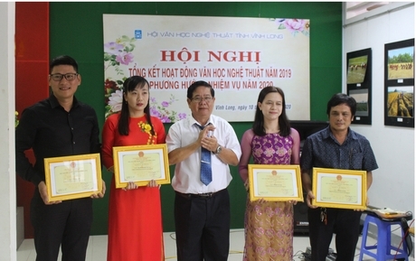 Các tập thể có thành tích xuất sắc trong phong trào văn học nghệ thuật năm 2019 được khen thưởng.