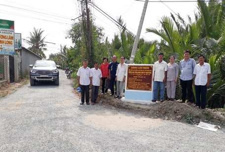Con đường mới giúp bà con lưu thông dễ dàng hơn.