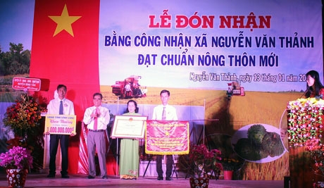 Ông Lê Quang Trung- Ủy viên Thường vụ Tỉnh ủy, Phó Chủ tịch Thường trực UBND tỉnh trao cờ thi đua, bằng công nhận đạt chuẩn NTM và khen thưởng công trình phúc lợi trị giá 1 tỷ đồng cho xã Nguyễn Văn Thảnh.