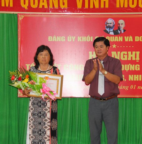 Đồng chí Bùi Văn Nở- Ủy viên Thường vụ Tỉnh ủy, Chủ nhiệm Ủy ban Kiểm tra Tỉnh ủy trao Huy hiệu 40 năm tuổi Đảng.