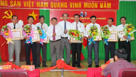 Lãnh đạo Đảng ủy Khối Cơ quan và Doanh nghiệp trao Huy hiệu 30 năm tuổi Đảng.