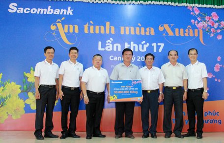 Lãnh đạo Sacombank chụp ảnh lưu niệm với lãnh đạo địa phương.