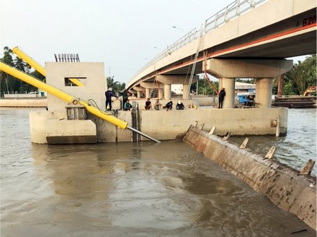 Kiểm tra vận hành đóng, mở cống ngăn mặn Vũng bằng hệ thống xi lanh thủy lực vừa được lắp đặt.