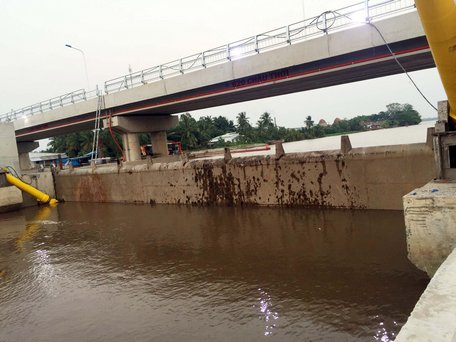 Cống Vũng Liêm đủ điều kiện vận hành ngăn mặn trước tết nguyên đán.