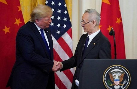   Tổng thống Trump và Phó Thủ tướng Trung Quốc Lưu Hạc. (Ảnh: Reuters)