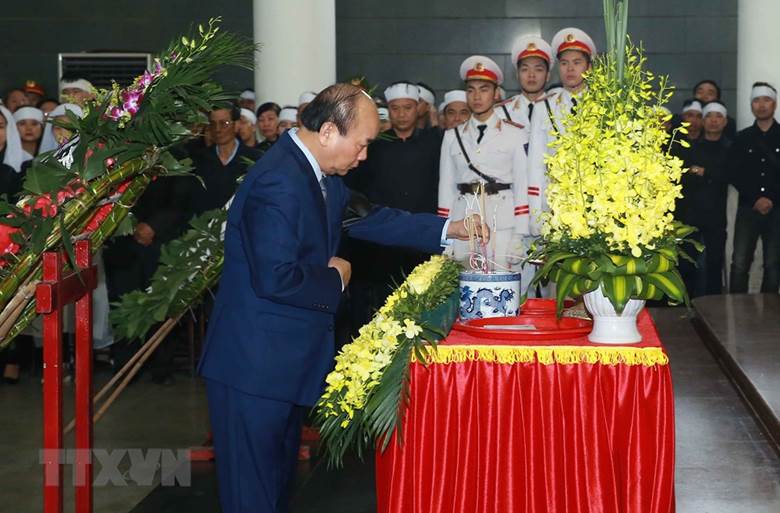  Thủ tướng Chính phủ Nguyễn Xuân Phúc, Phó Thủ tướng Thường trực Chính phủ Trương Hoà Bình và Đoàn đại biểu Văn phòng Chính phủ vào viếng 3 liệt sỹ. (Ảnh: Doãn Tấn/ TTXVN)