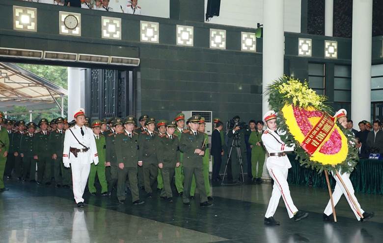  Đoàn đại biểu Đảng ủy Công an Trung ương và Bộ Công an do Đại tướng Tô Lâm, Ủy viên Bộ Chính trị, Bí thư Đảng ủy Công an Trung ương, Bộ trưởng Bộ Công an làm trưởng đoàn vào viếng 3 liệt sỹ Công an nhân dân hy sinh tại Đồng Tâm. (Ảnh: Doãn Tấn/TTVXN)