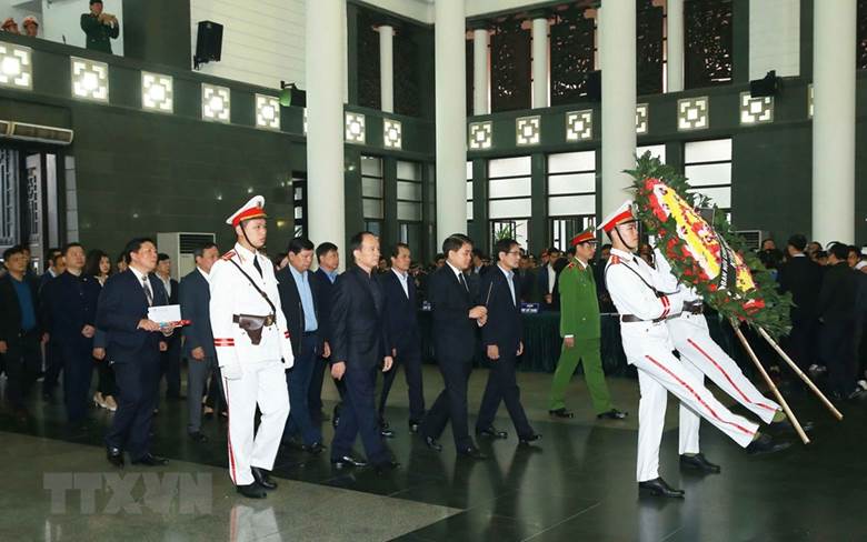  Đoàn đại biểu Thành ủy, Hội đồng Nhân dân, Ủy ban Nhân dân và Mặt trận Tổ quốc Việt Nam Thành phố Hà Nội do đồng chí Nguyễn Đức Chung, Ủy viên Trung ương Đảng, Chủ tịch Ủy ban Nhân dân Thành phố Hà Nội làm trưởng đoàn đến viếng và chia buồn với gia đình 3 liệt sỹ Công an nhân dân hy sinh tại Đồng Tâm. (Ảnh: Doãn Tấn/TTXVN)